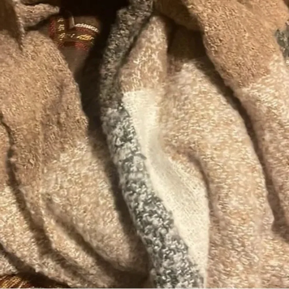 Women’s Tan, Cream Brown Oblong Scarf with Fringes or Tassels NWT